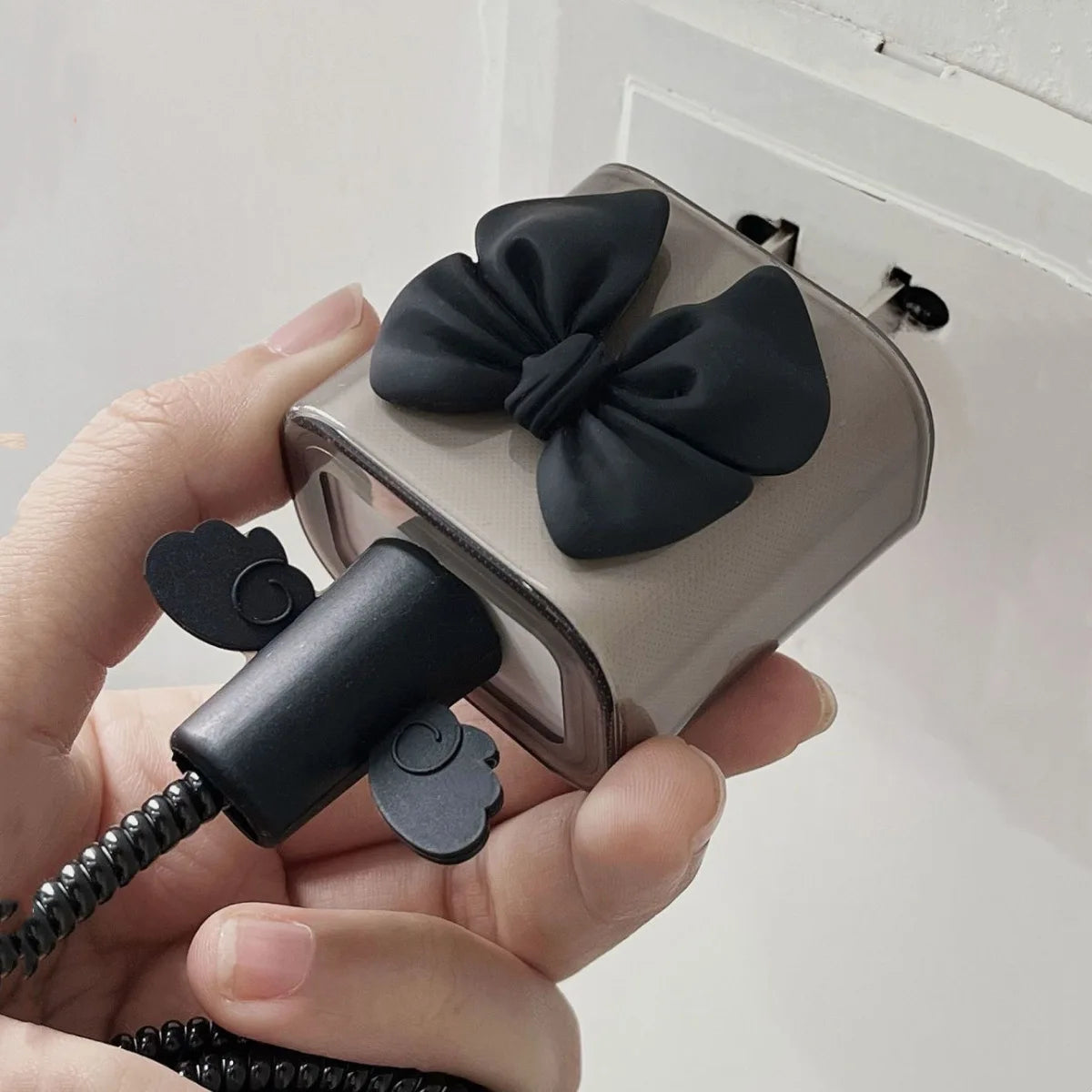 غطاء حماية كابل بيانات شحن من Black Love Bow مكون من 5 قطع مع ملحقات لجهاز iPhone 18/20w