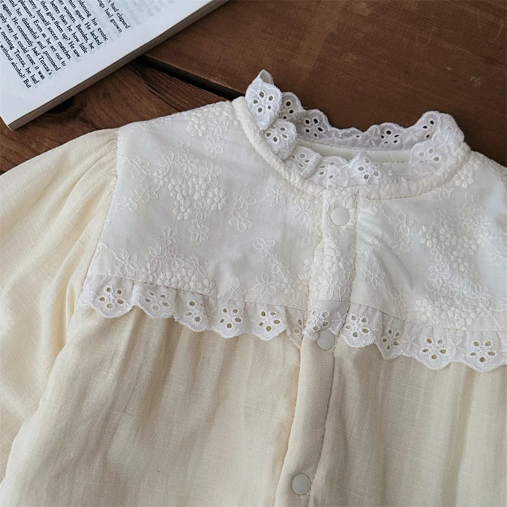 Baby Kleidung Stickerei Spitze Warme Mantel 2024 Winter Neue Mädchen Baby Prinzessin Stil Süße Nette Alle Spiel Baumwolle Gefütterte Jacke