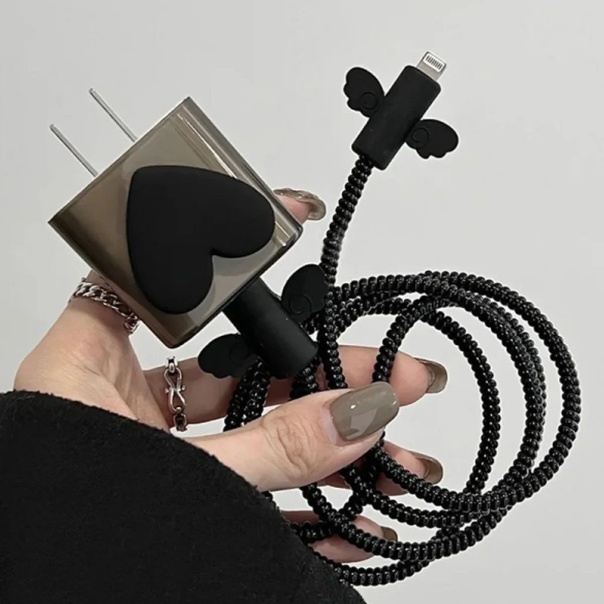 غطاء حماية كابل بيانات شحن من Black Love Bow مكون من 5 قطع مع ملحقات لجهاز iPhone 18/20w