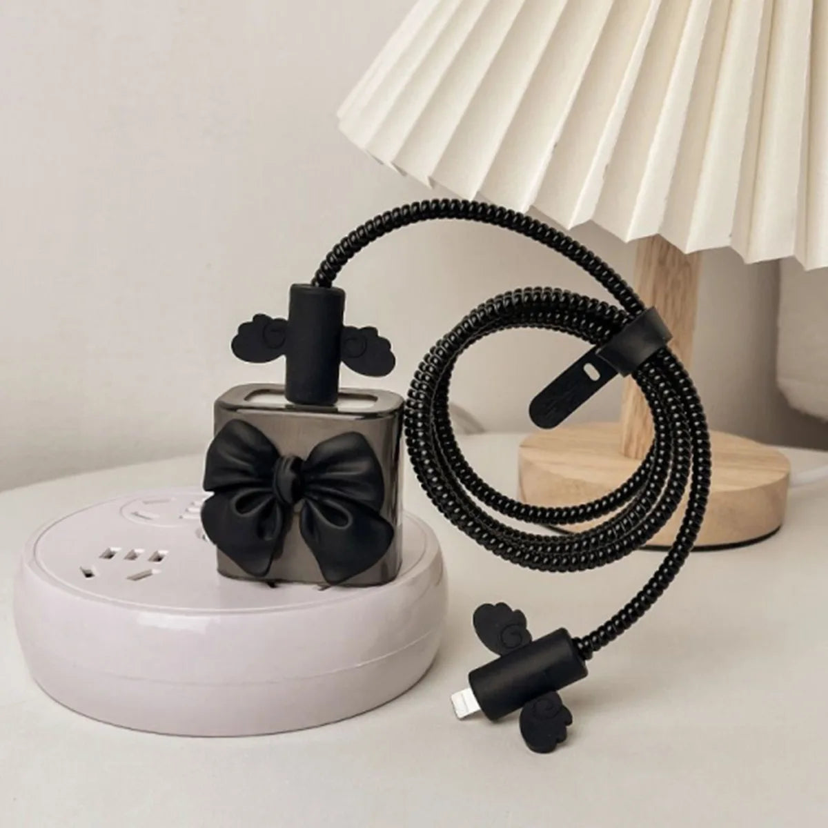 غطاء حماية كابل بيانات شحن من Black Love Bow مكون من 5 قطع مع ملحقات لجهاز iPhone 18/20w