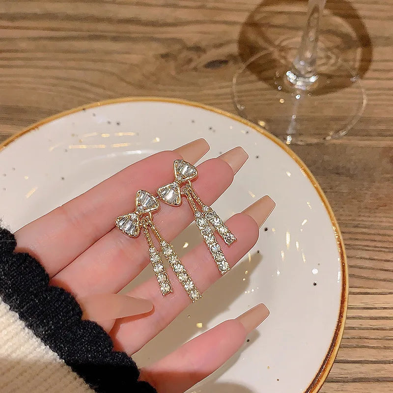 Schleife Diamant Kristall Ohrringe Modische und stilvolle Ohrringe Neue trendige Design Silber Nadel Ohrringe für Frauen