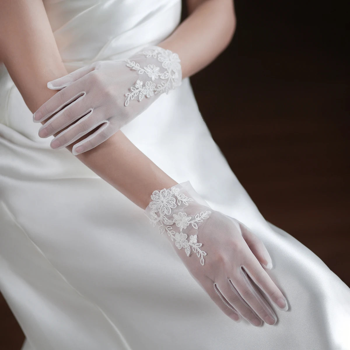 WG060 Wedding Bridal White Gloves Handmade Soft Tulle Lace Appliqued Short Brides Gloves Women Pageant Prom Perform Handschuh