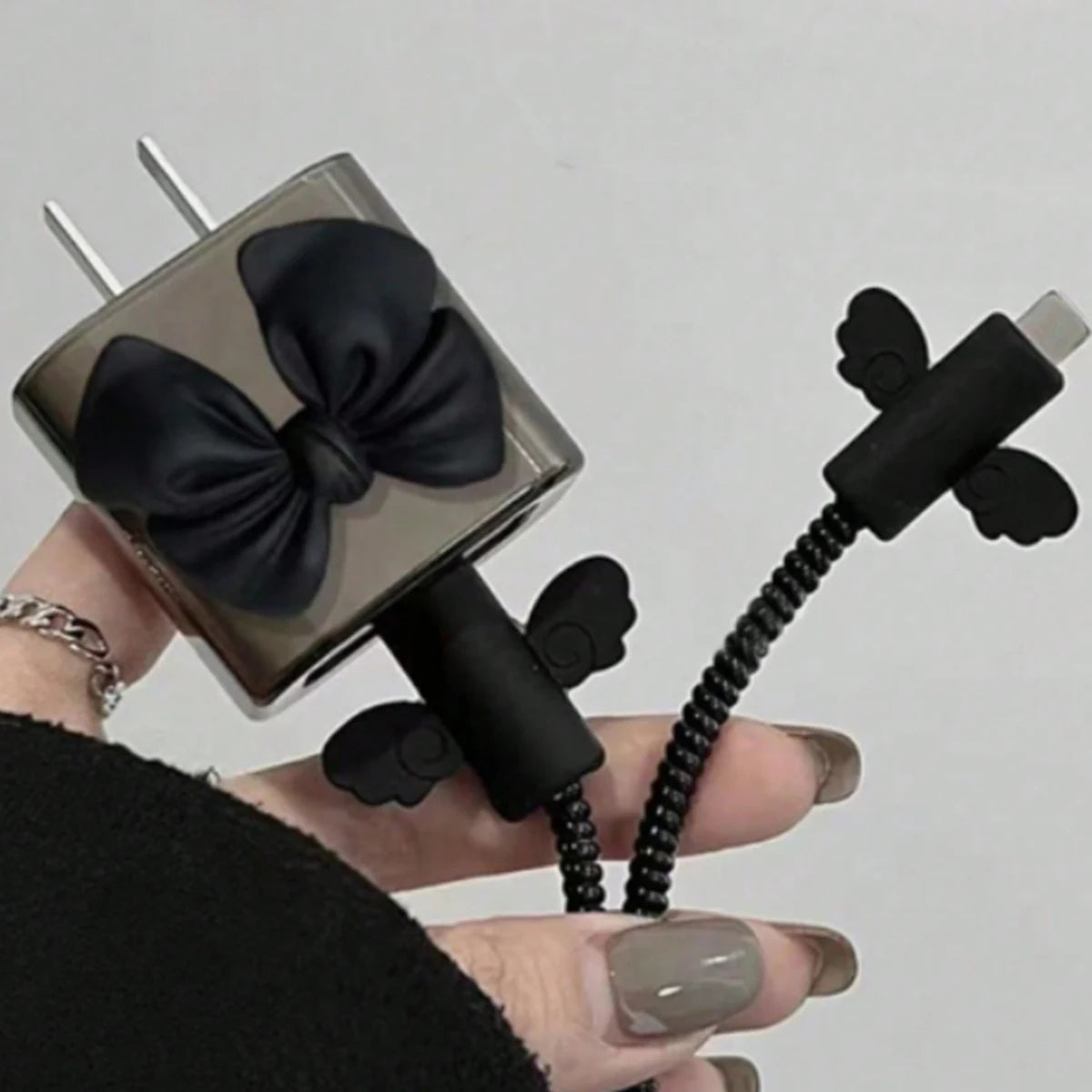 غطاء حماية كابل بيانات شحن من Black Love Bow مكون من 5 قطع مع ملحقات لجهاز iPhone 18/20w