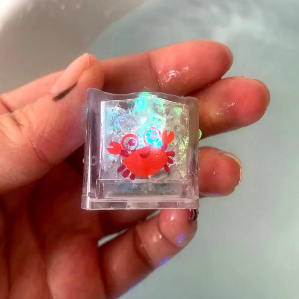 8 Stücke Kinder Baden Leuchtende Eiswürfel Niedlichen Tier Druck Bunte LED Licht Spielzeug kinder Baby