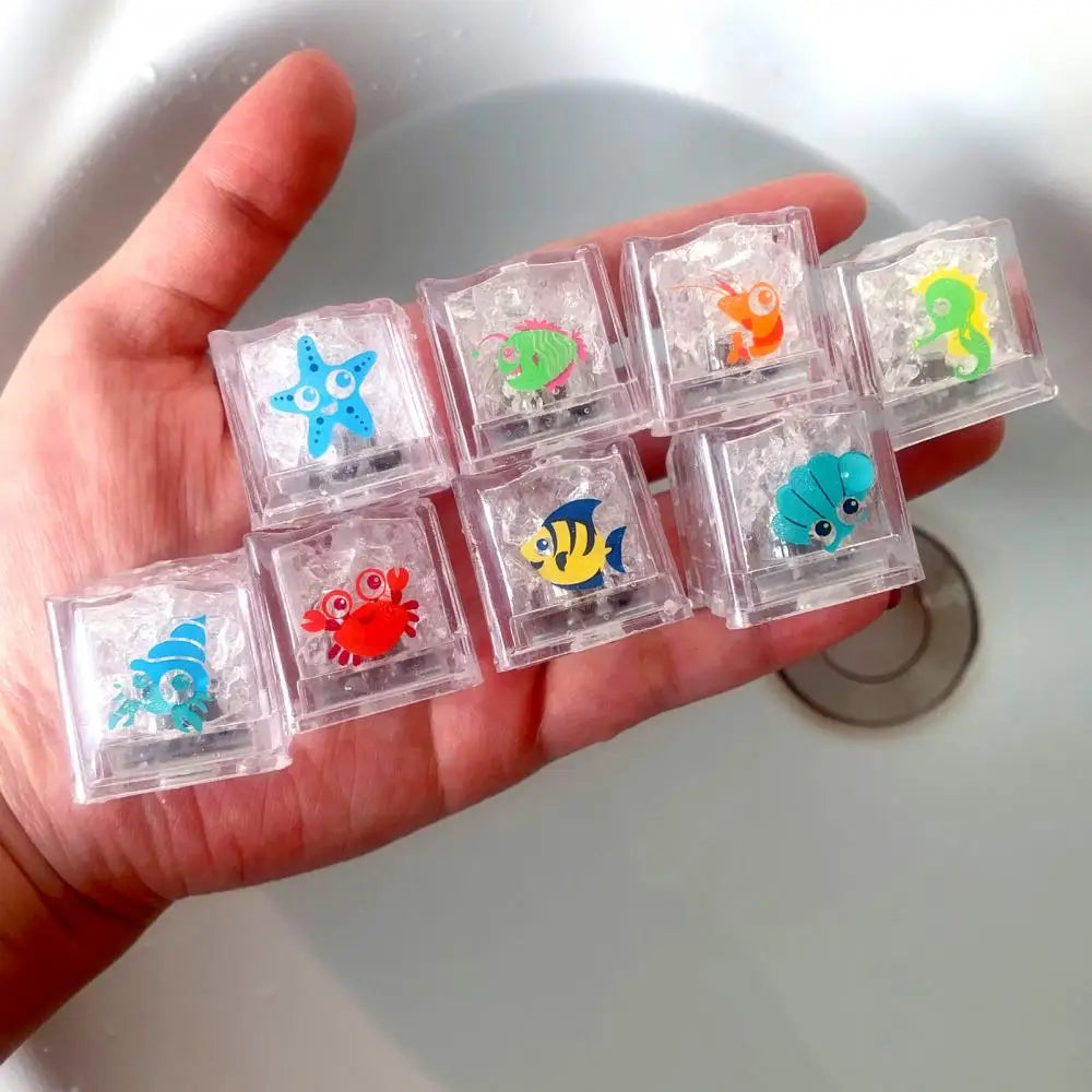 8 Stücke Kinder Baden Leuchtende Eiswürfel Niedlichen Tier Druck Bunte LED Licht Spielzeug kinder Baby