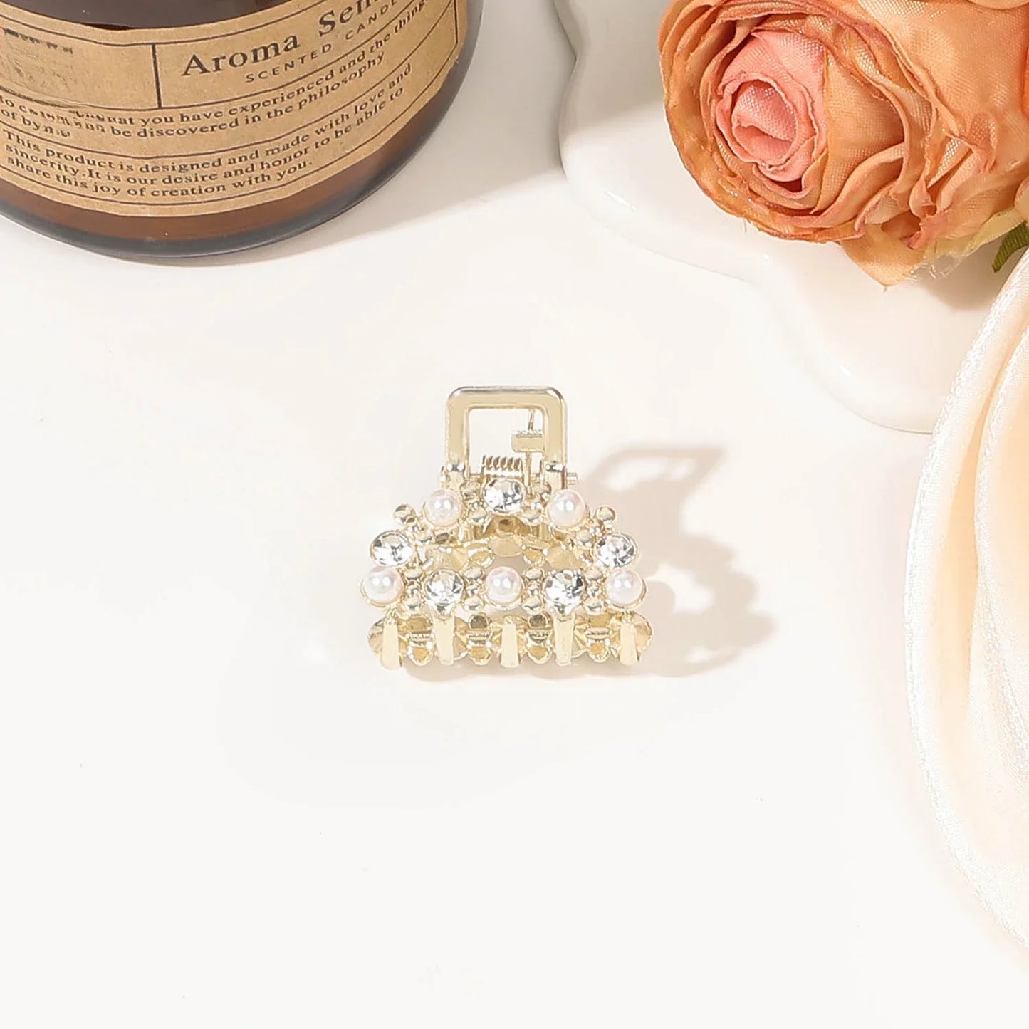 Mini Pearl Rhinestones Hair Claw For Women Retro Flower Crab Claw Clips Small Hairpins Hair Crabs Girls Hair Accessories Fashion