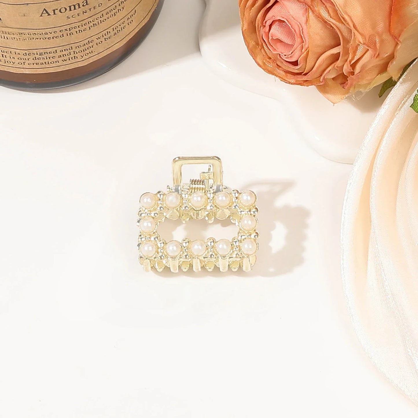 Mini Pearl Rhinestones Hair Claw For Women Retro Flower Crab Claw Clips Small Hairpins Hair Crabs Girls Hair Accessories Fashion