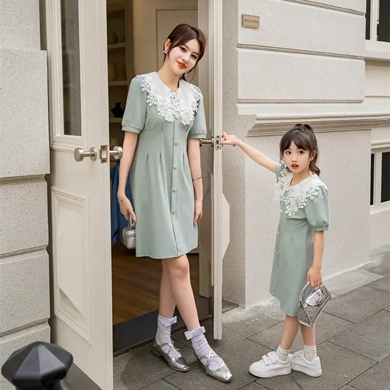 2024 Kleidung für die ganze Familie Mama und Tochter Kragen Kleider Papa Sohn Gleiche Hemden Sets Passende Paar Outfits Sommer 