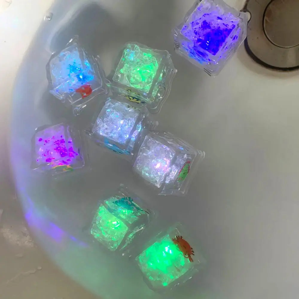 8 Stücke Kinder Baden Leuchtende Eiswürfel Niedlichen Tier Druck Bunte LED Licht Spielzeug kinder Baby 