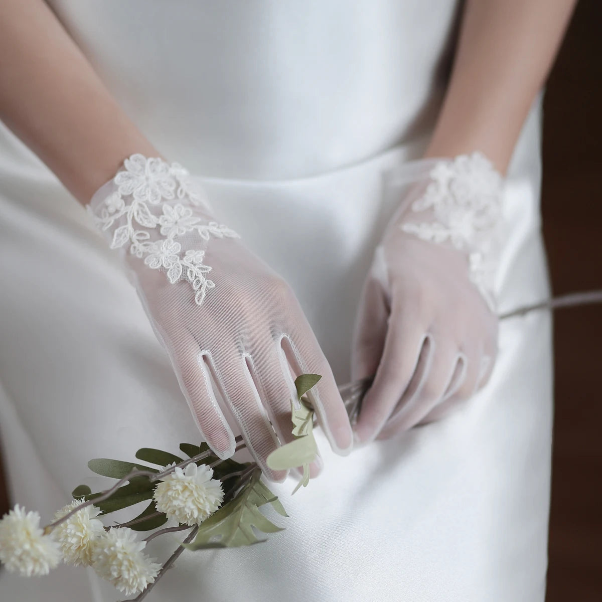 WG060 Wedding Bridal White Gloves Handmade Soft Tulle Lace Appliqued Short Brides Gloves Women Pageant Prom Perform Handschuh