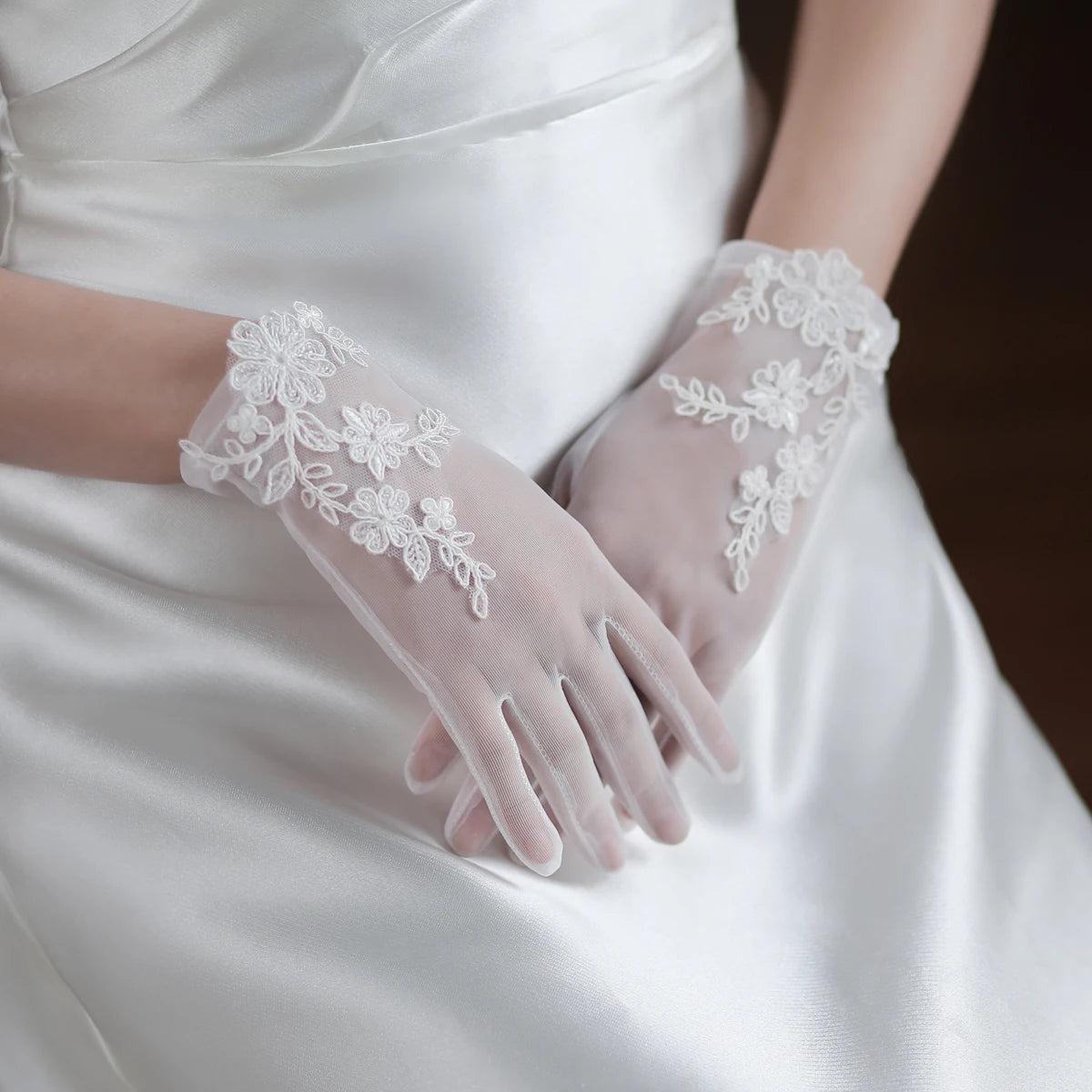 WG060 Wedding Bridal White Gloves Handmade Soft Tulle Lace Appliqued Short Brides Gloves Women Pageant Prom Perform Handschuh