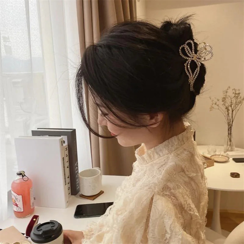 Fashion Pearl Hair Claw Clip for Women Pearl Bow Claw clip Metal Hair Accessories Hollow Barrette Crystal Ponytail Clip Ornament
