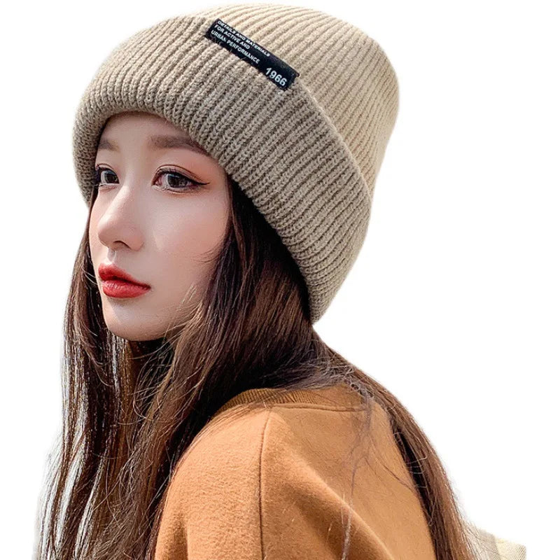 قبعة بيني متراخية للبنات والنساء شتوية دافئة ناعمة كبيرة الحجم من نسيج الكابل لحماية الأذن من الطقس البارد والثلج والتزلج في الهواء الطلق 